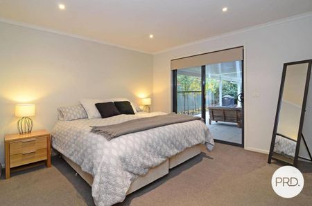 WELL APPOINTED THREE BEDROOM HOME IN PRIME LOCATION! - Photo 4