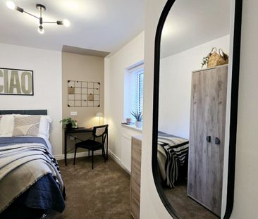 Modern Ensuite Rooms in Newly Refurbished 5-Bed - Photo 1