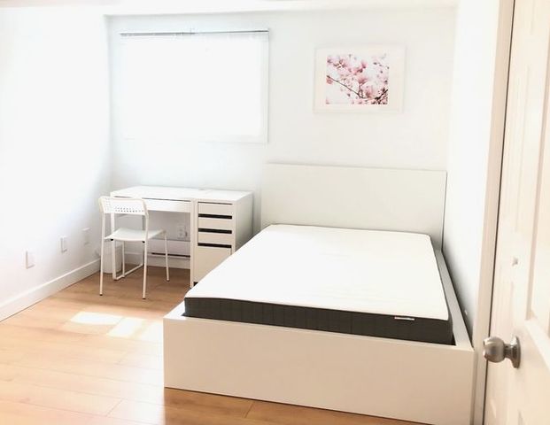 High quality single person's rooms by NW train station | Calgary - Photo 1