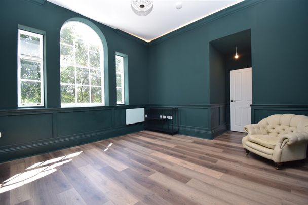 5 South Parade, Wakefield - Photo 1