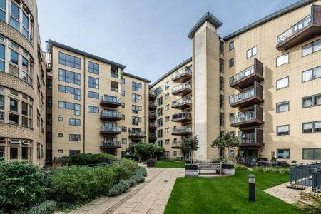 3 bedroom flat to rent - Photo 4