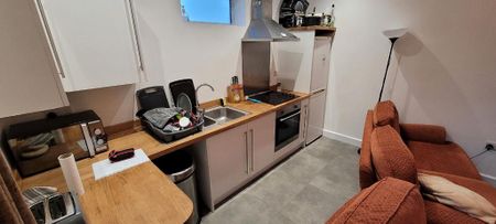 1 bedroom in a house share to rent - Photo 4