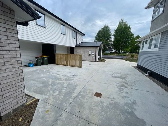 Modern brand new 4 BR house in Fairfield! (Unit 2) - Photo 1