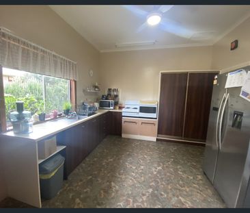 Great Location, Tidy Home - Photo 2