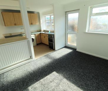 3 bedroom terraced house to rent - Photo 2
