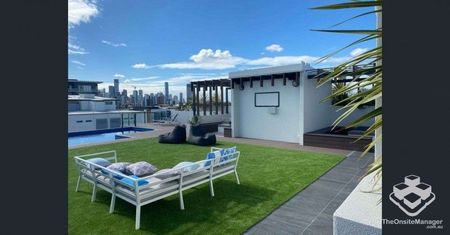 Partially Furnished Modern Apartment in West End - Photo 5