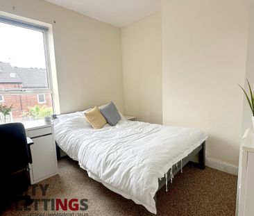 4 Bedroom Mid Terraced House - Photo 4