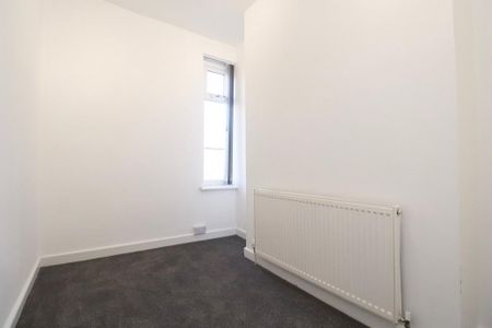 4 bedroom end of terrace house to rent - Photo 4