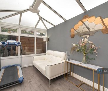 4 bedroom semi-detached house to rent - Photo 5