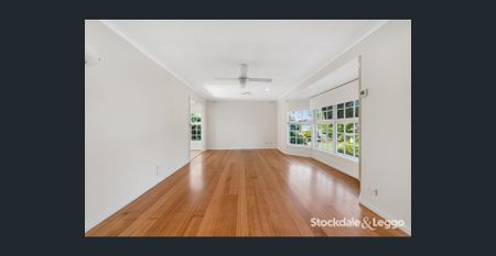 A SPACIOUS & STYLISH FAMILY HOME - Photo 4