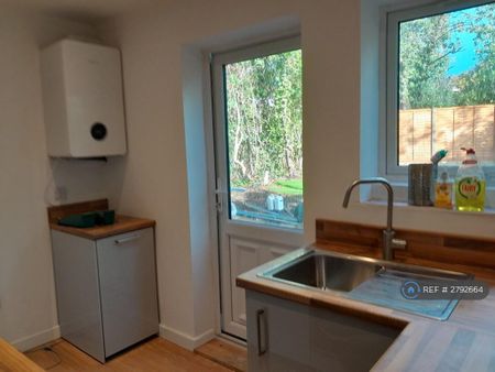 4 bedroom semi-detached house to rent - Photo 5