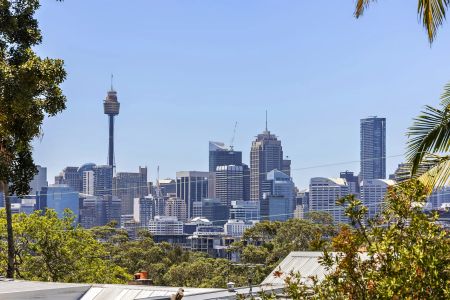 Charming Ground Floor - 2 Bedroom Apartment in Ultra Convenient Location - Photo 4