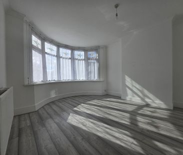 4 Bed Terraced House, Hulse Avenue, IG11 - Photo 2