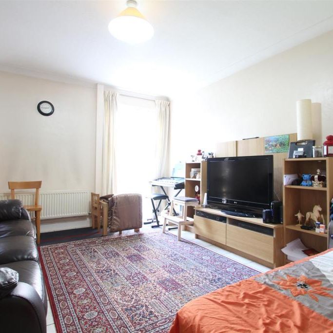 2 Bed Terraced House, St Clairs Road, CR0 - Photo 1