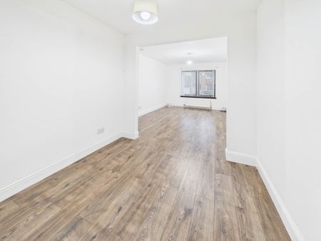 Price £995 pcm - Available Now - Unfurnished - Photo 2