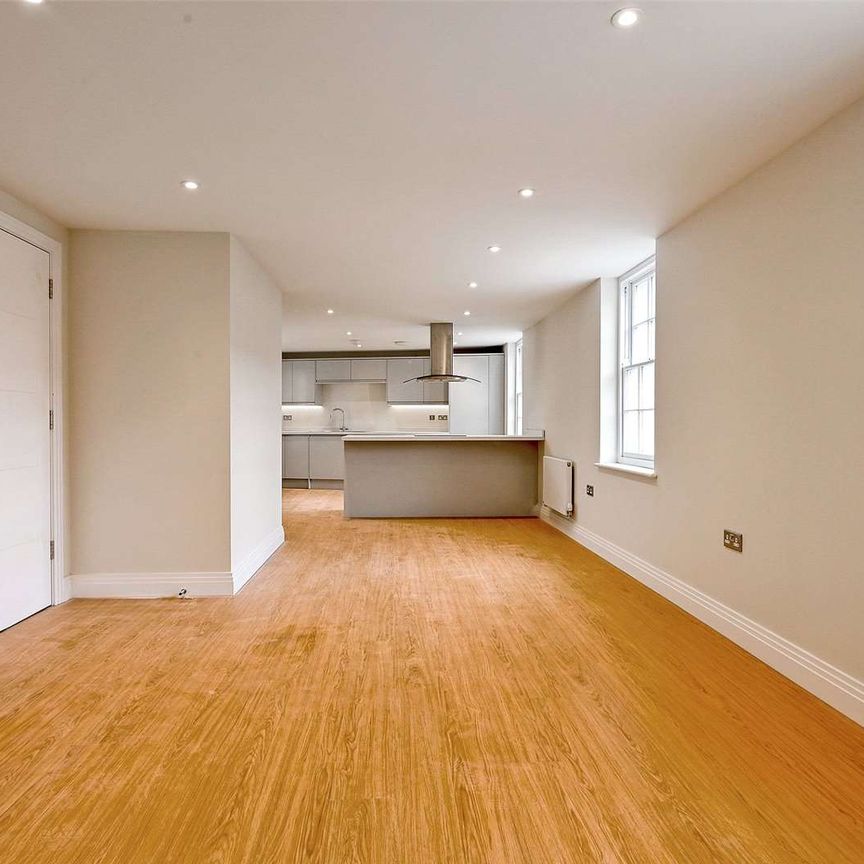A modern three bedroom, two bathroom apartment with car parking for one car in the heart of Windsor Town centre. - Photo 1