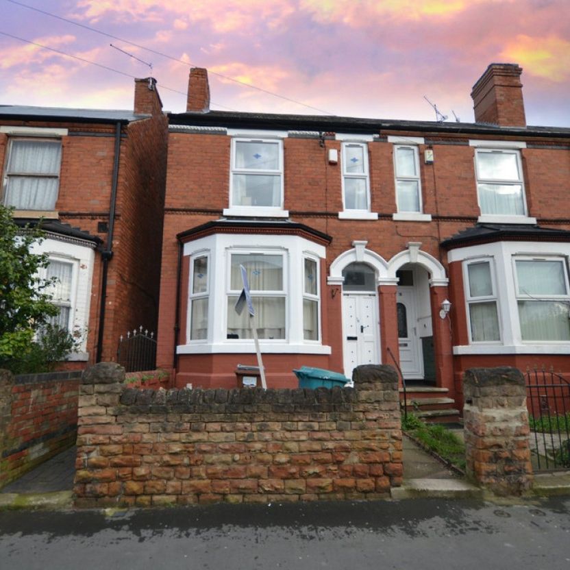 4 bed Mid Terraced House for Rent - Photo 1