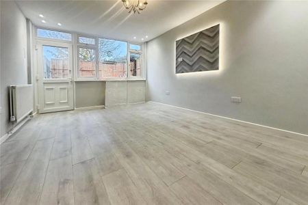 4 bedroom end of terrace house to rent - Photo 2