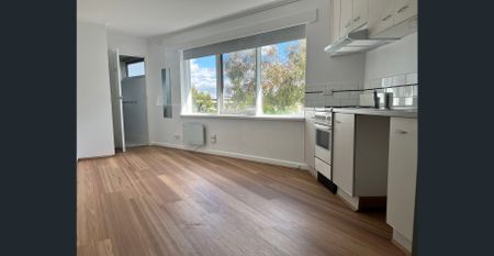 STUDIO APARTMENT ....CAR PARK INCLUDED - Photo 2