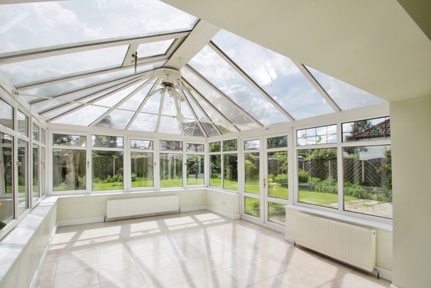 5 bed detached house to rent in Somerset Way, Richings Park, SL0 - Photo 1