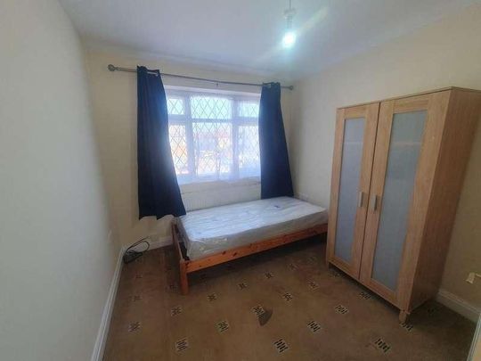 Park Road, Hounslow, TW3 - Photo 1