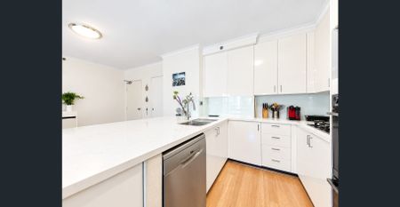 Stylish Two-Bedroom Apartment in Prime Bondi Junction Location - Photo 5