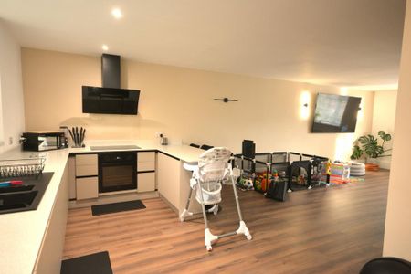 4 bedroom townhouse to rent - Photo 3