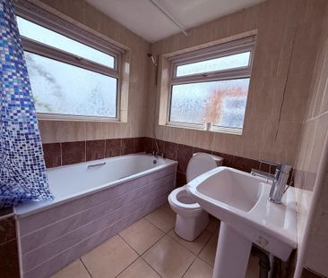 3 Bedroom Mid Terrace For Rent - Photo 3