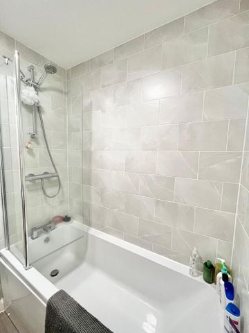 1 bedroom in a flat share to rent - Photo 2