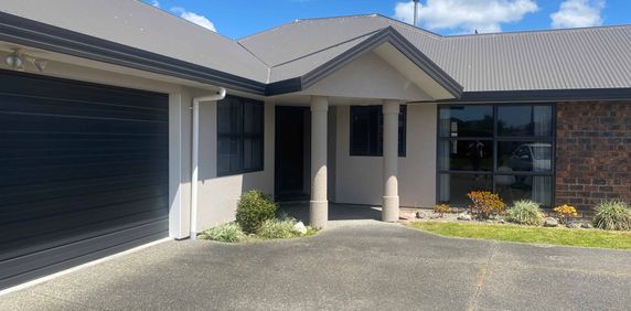 Low Maintenance, Warm, Functional - Photo 2