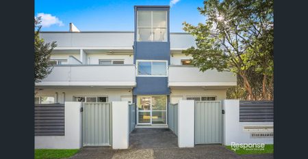 Bright & Modern Two-Bedroom Apartment in a Prime Location - Photo 2