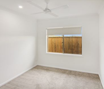 Modern and stylish Palmview - Photo 3