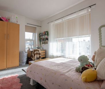 Cosy flat on vibrant Crwys Road - Photo 3