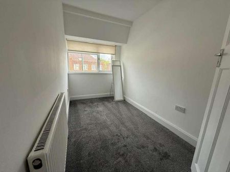 Flat A, Church Hill Road, East Barnet, EN4 - Photo 2