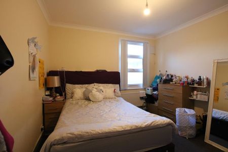 3 bedroom flat to rent - Photo 2