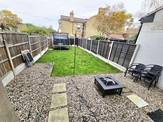 Pall Mall, Leigh On Sea, Leigh On Sea, SS9 - Photo 1