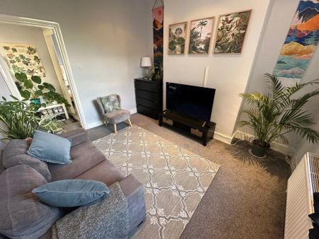 1 Bedroom Apartment - Photo 2