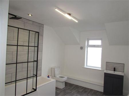 3 bedroom flat to rent - Photo 3