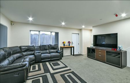 Modern & Spacious 3-Bedroom Duplex in Clover Park - Perfect Family Living! - Photo 3