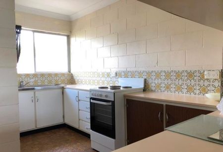 Neat &amp; Tidy Unit in a Great Location - Photo 4