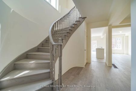 Condo Townhouse For Lease | E9014239 - Photo 4