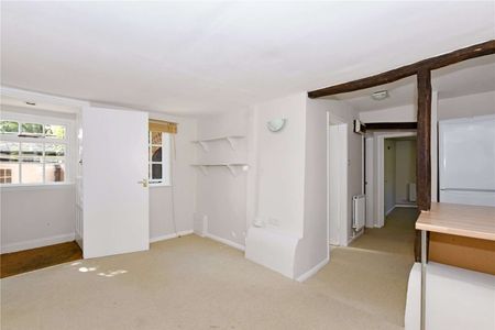 A spacious two bedroom detached cottage in the village of Cookham Dean - Photo 2