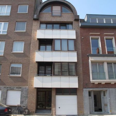 Centraal gelegen appartement met 2 slpk, terras en parking. - Photo 2