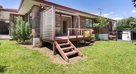 3 bed family home internal garage near top schools - Photo 2