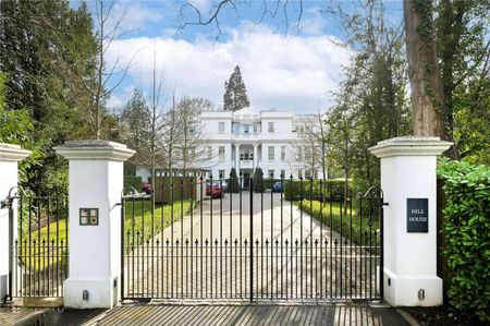 Elegant and spacious, one bedroom apartment set in an exclusive gated development, located in the heart of Esher. - Photo 4