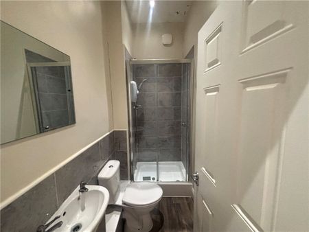 A period apartment located in a prime Bath location set just off Walcot Street featuring one generously sized bedroom, a modern kitchen, and a shower room. - Photo 4