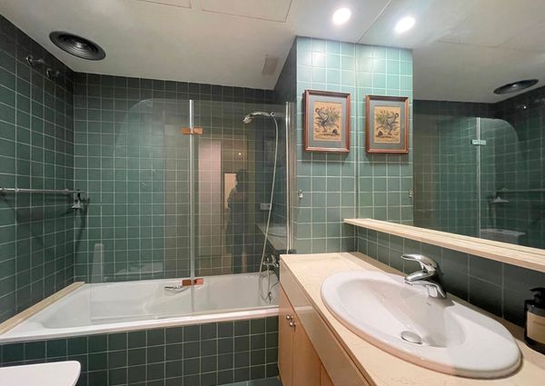 Apartamento amueblado de 3 dormitorios y 2 baños con patio en la Plaza de Cort, Palma.