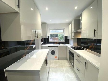 York Avenue, Hayes, UB3 - Photo 3