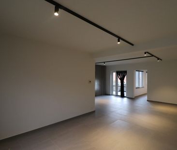 Een recent gerenoveerde woning met 3 slaapkamers, terras en garage. - Foto 2