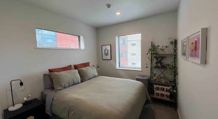 PREMIUM Corner Apartment! Bright 2-Bed with A/... - Photo 2